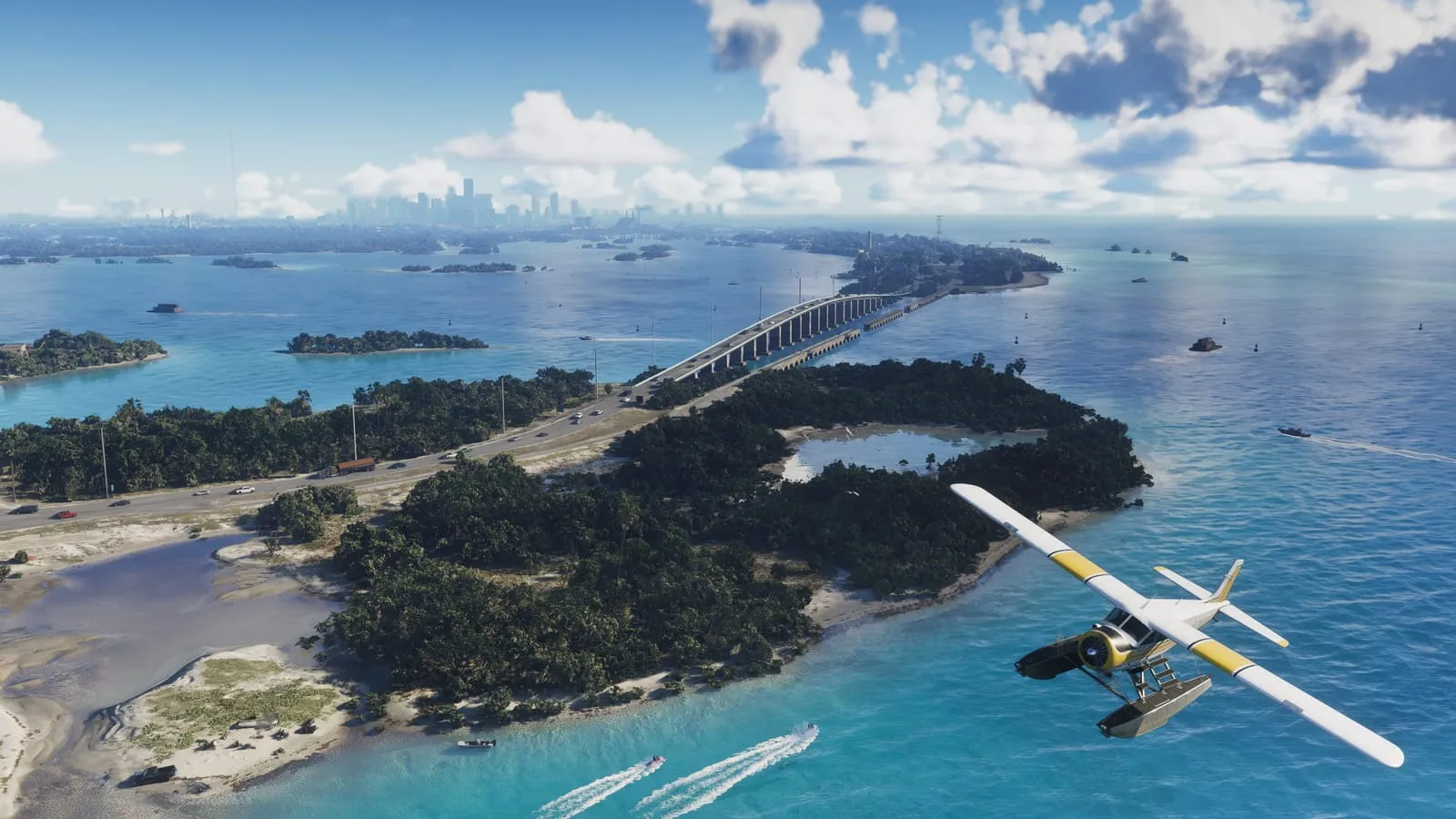 Hydravion survolant le pont routier des Leonida Keys, ville au loin sur l'horizon turquoise