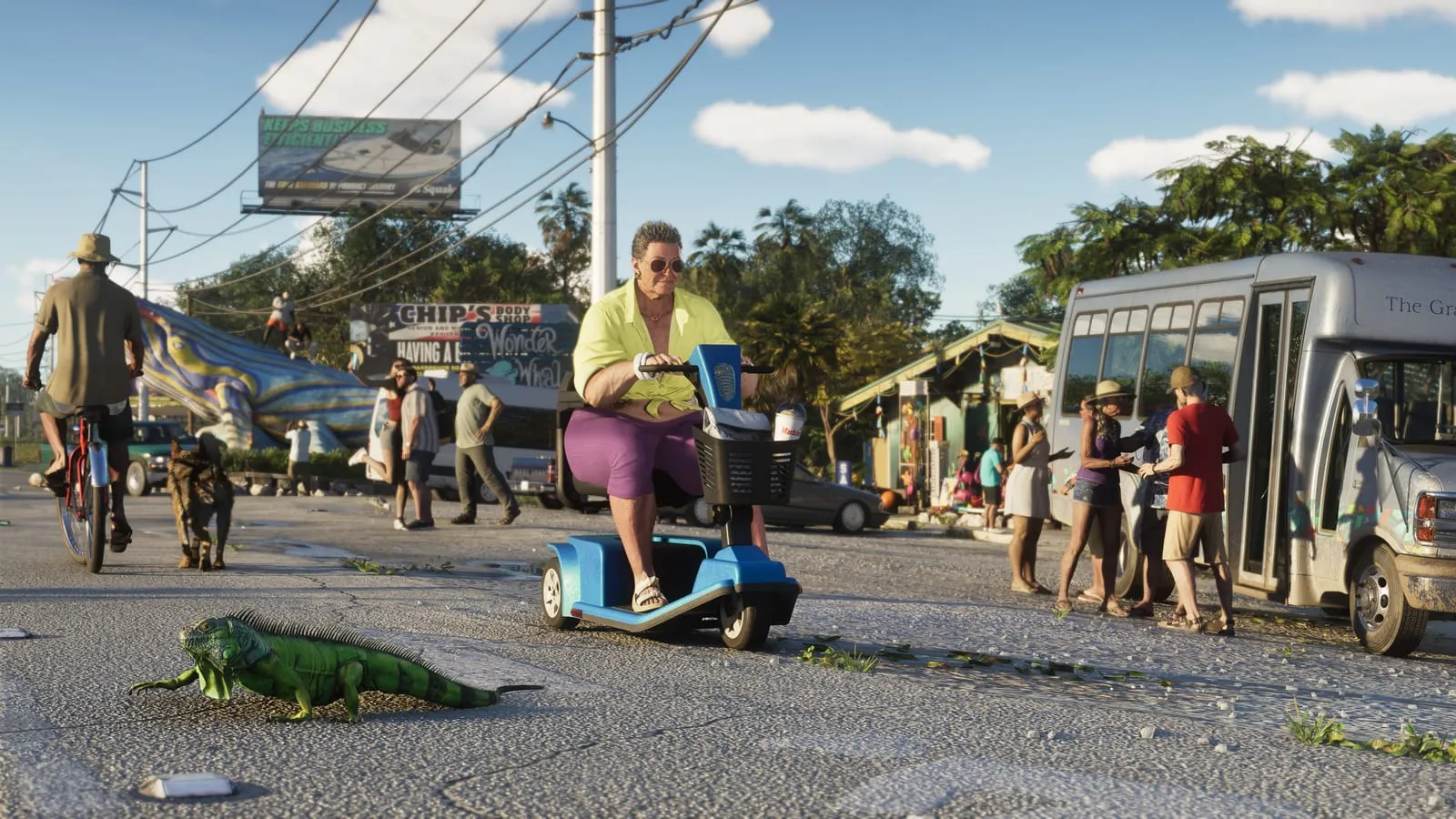 Iguane traversant la rue devant une femme en scooter électrique dans une bourgade des Keys