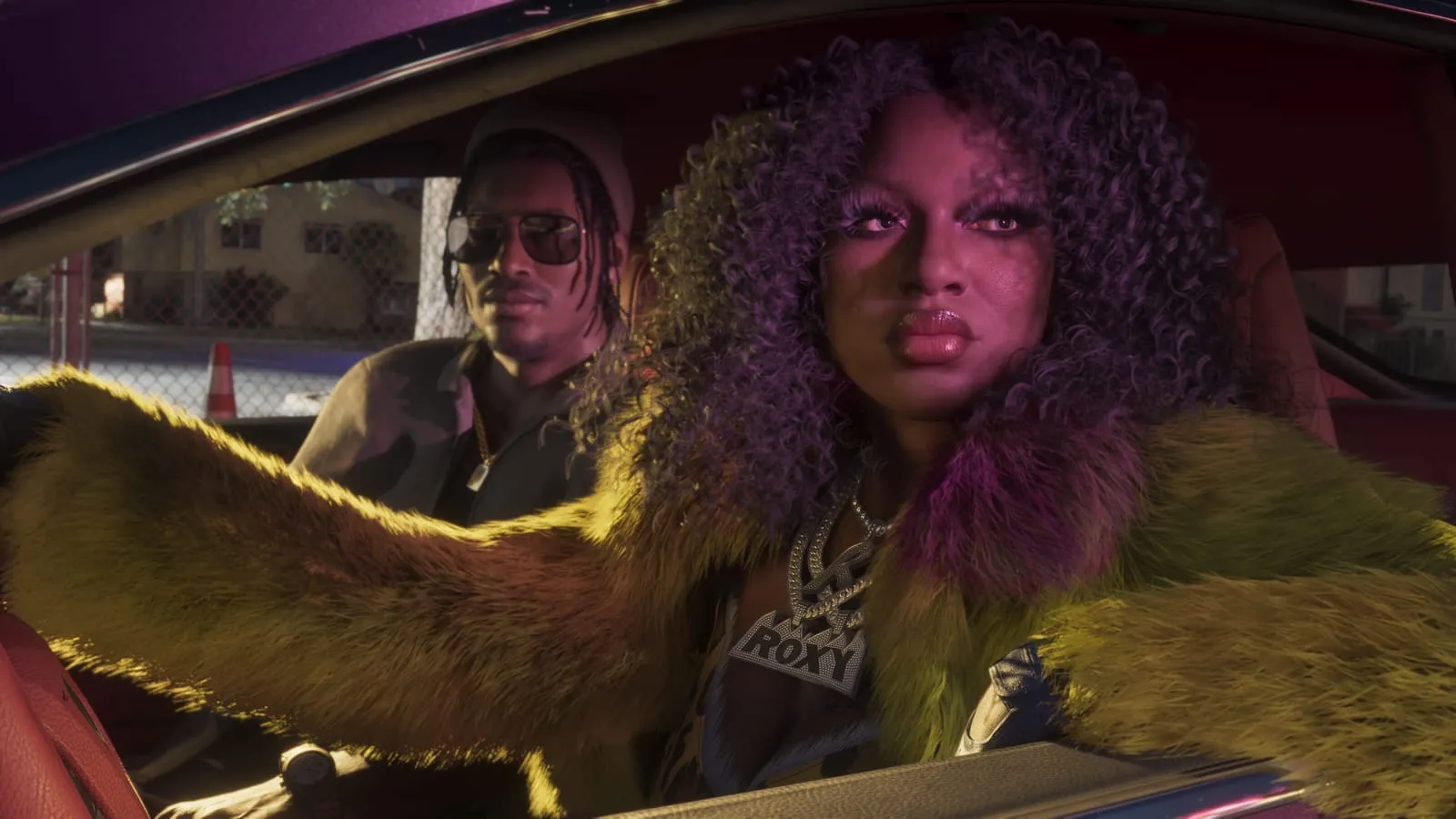 Jeune femme en fourrure jaune, pendentif Roxy, fixe l'objectif depuis une voiture