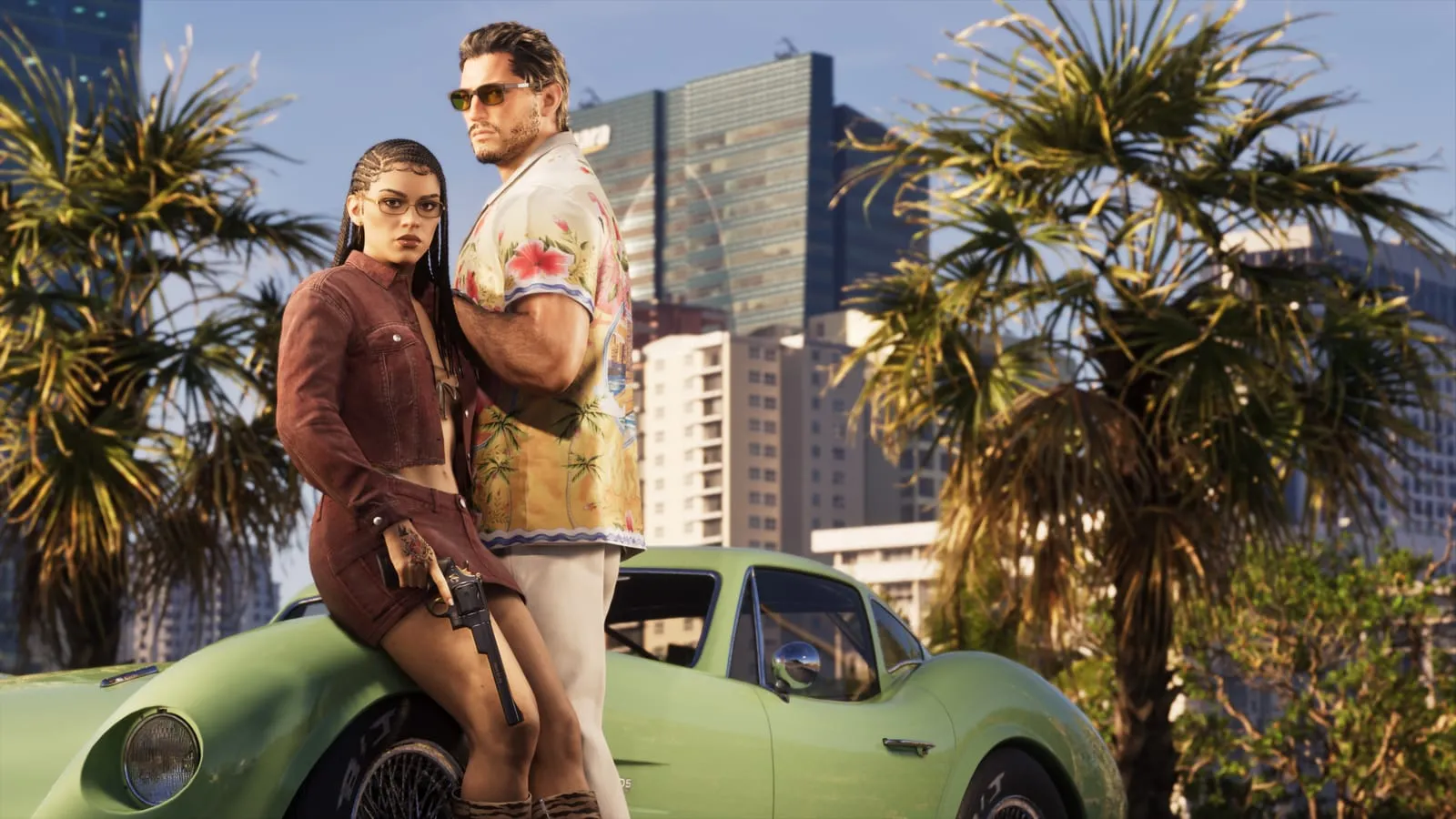 Femme assise sur le capot d'un coupé vert, revolver à la main, homme en chemise hawaïenne debout à côté